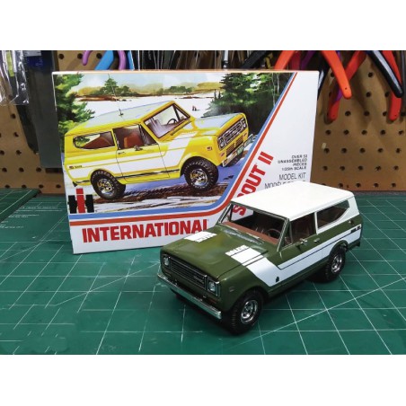 Kunststoffauto Modell 1977 Internationaler Harvester Scout II 1:25 | Scientific-MHD