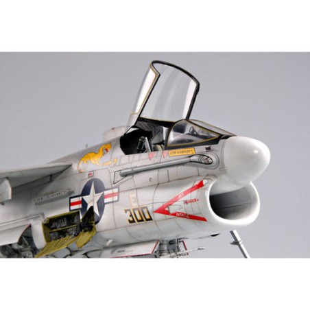 Maquette d'avion en plastique USS A-7E CORSAIR II