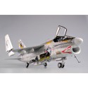 Maquette d'avion en plastique USS A-7E CORSAIR II